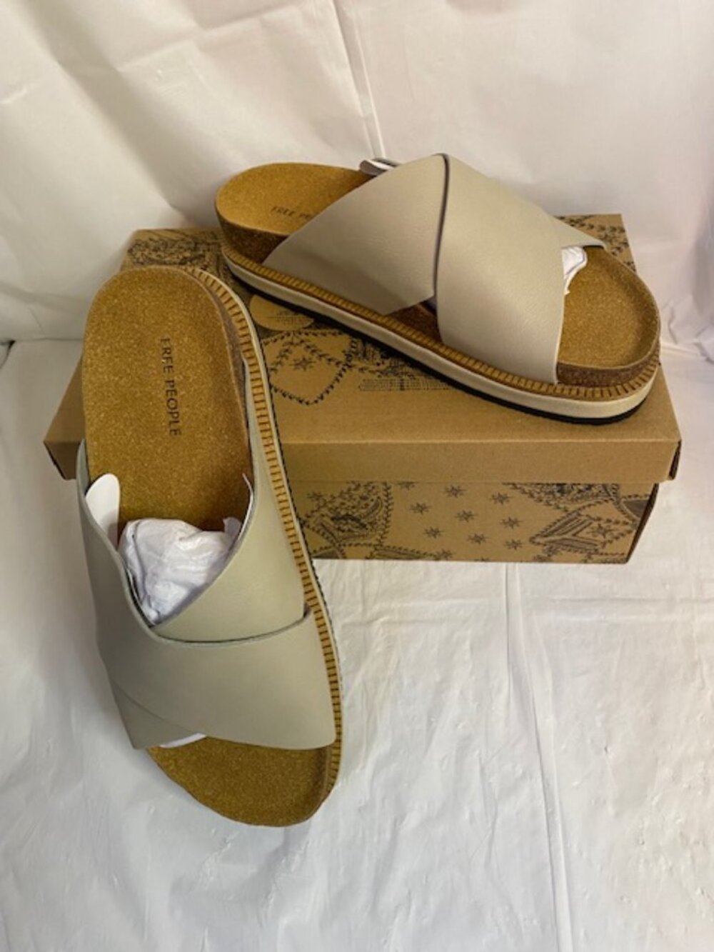 FREE PEOPLE Sidelines Slide footbed Sandal in dove grey, Women's size 5.5 (36)